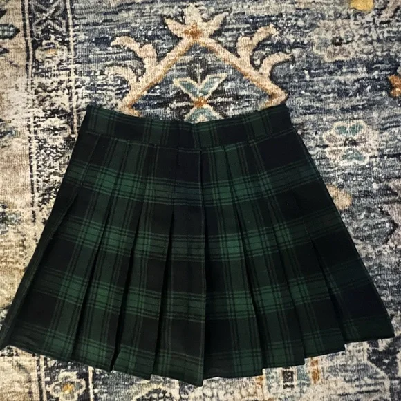 Green and Black pleated skirt - Picture 2 of 4